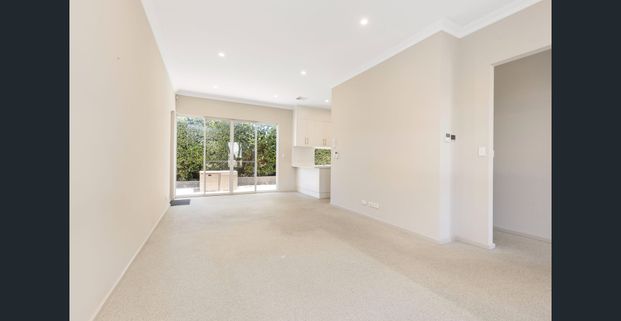 Modern Large Family Home! - Photo 1