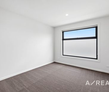 Almost Brand-New Designer Townhouse – Walk to Station, Shops & Top ... - Photo 3