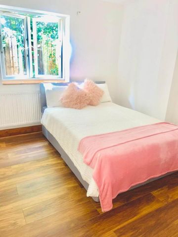 1 bedroom in a house share to rent - Photo 2