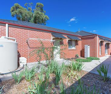 STUNNING THREE BEDROOM TOWNHOUSE - Photo 5