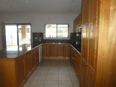 Large 2 bedroom house in East Bairnsdale - Photo 5