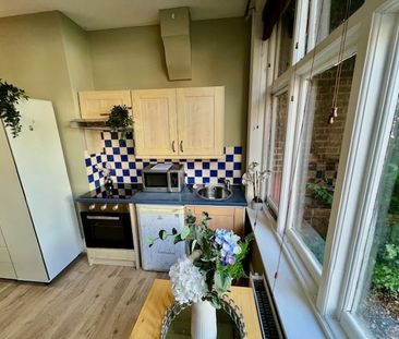 Studio Flat, Stile Hall Gardens, W4 - Photo 1