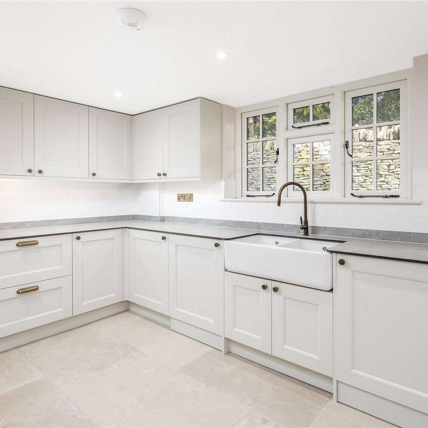 Spacious and well-presented family home just outside of Stow-on-the-Wold. - Photo 1