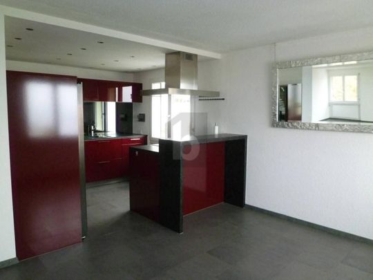 FRESHLY RENOVATED WITH BEAUTIFUL VIEWS - Foto 1