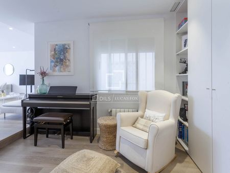 Excellent 2-bedroom penthouse with 30 m² terrace for rent in Gran Vía, Valencia - Photo 2