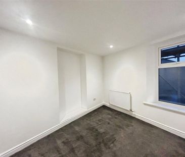 3 bedroom end of terrace house to rent - Photo 2