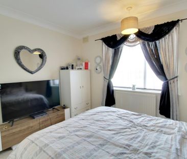 3 bedroom flat to rent - Photo 4