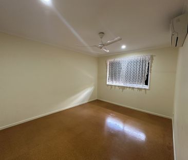Lowset, Air Conditioned & Convenient! - Photo 2