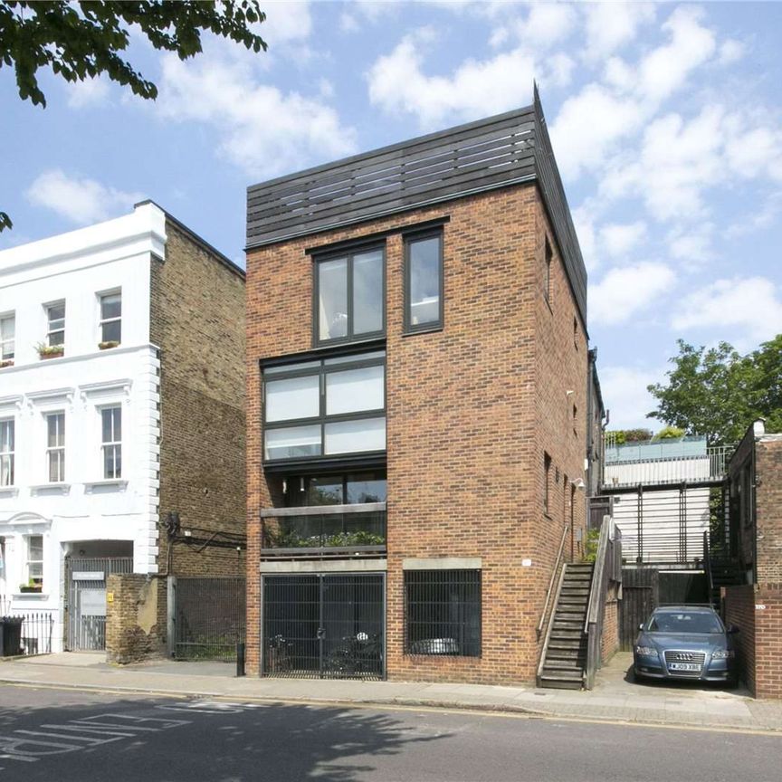 A two double bedroom modern house set within a private gated mews development just moments from Newington Green. - Photo 1