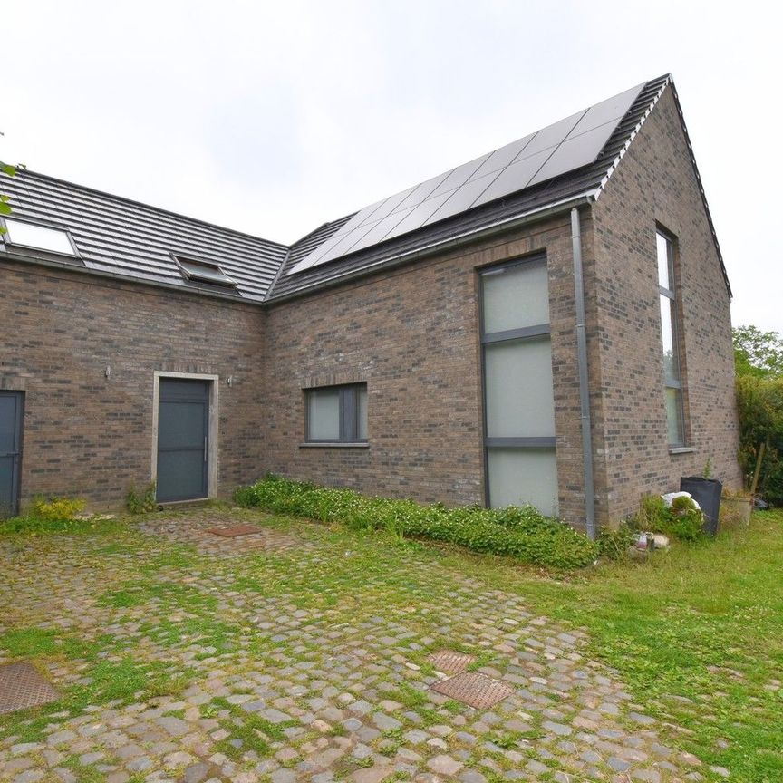 Volledig gerenoveerde en smaakvol ingerichte hoeve met uitzicht op de Pajotse velden - Photo 1