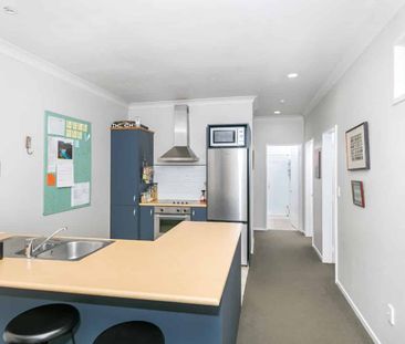 Dreamy CBD Living - Carpark Available - Photo 3