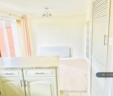 3 bedroom semi-detached house to rent - Photo 4