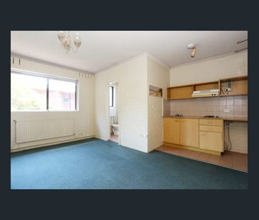 Stylish Inner-City Studio with Off-Street Parking - Photo 5