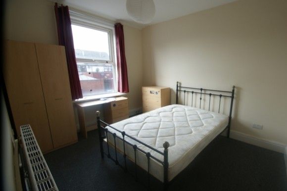 5 Bed - Spring Grove Walk, Hyde Park, Leeds - Photo 1