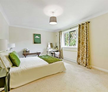 A well-presented and spacious two bedroom first floor flat with two... - Photo 1