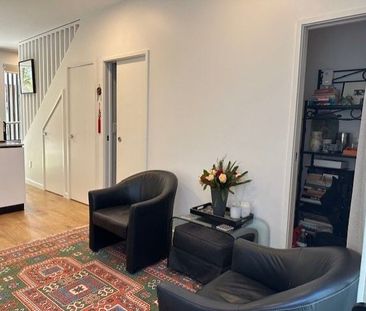 Stylish 2-Bedroom Urban Retreat – Pet-Friendly - Photo 4