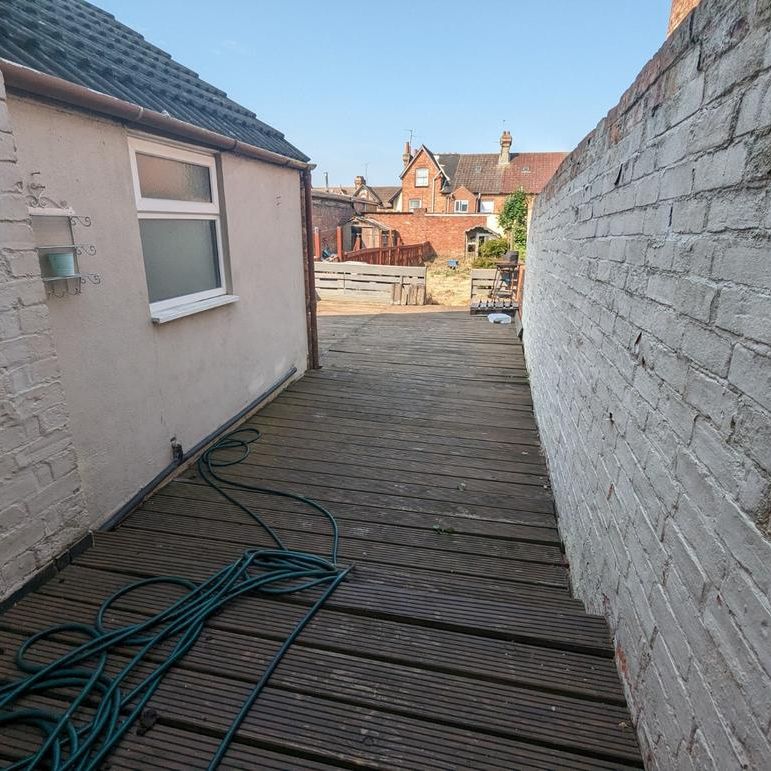 1 bedroom in a house share to rent - Photo 1