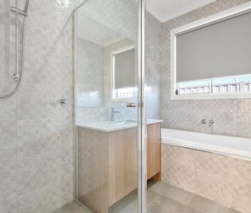 GREAT FAMILY HOME WITH DUCTED HEATING AND COOLING - Photo 5