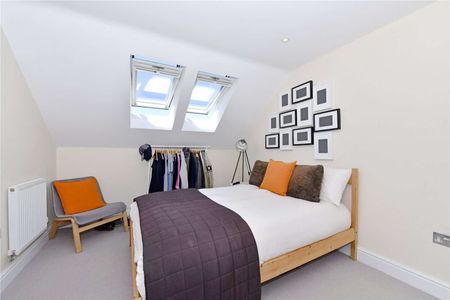 Duplex apartment with balcony and parking within 150 metres of Amersham train and Metropolitan line tube station. - Photo 2