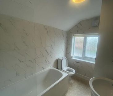 55 Leopold Street - Front door access 4 bed 2 bathLoughborough - Photo 5