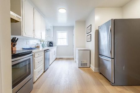 557 RIDOUT ST N - Photo 5