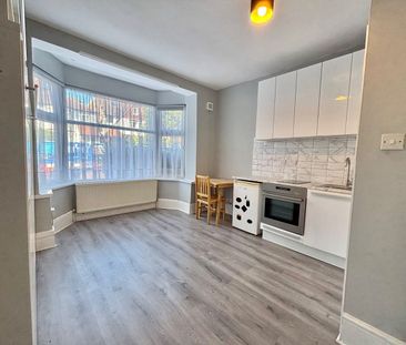 Studio Flat, London, NW11 - Photo 1