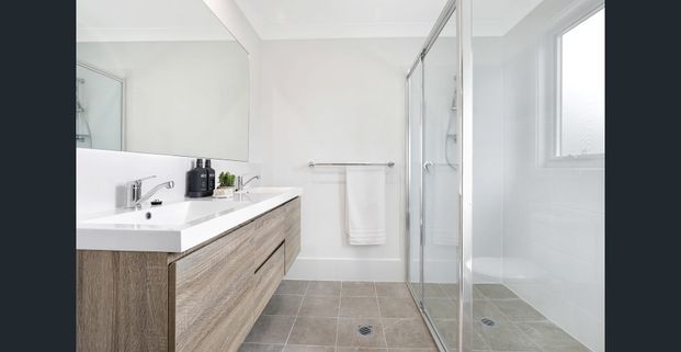 Modern & Incredibly Spacious Townhouse - Photo 1