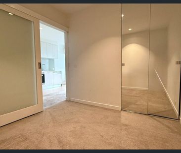 Unfurnished. Bright and Modern Two Bedroom Apartment - Photo 3