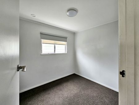 NEW LYNN - 2 Bedroom - Photo 3