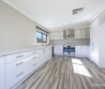 Ideal Family Home - Photo 3