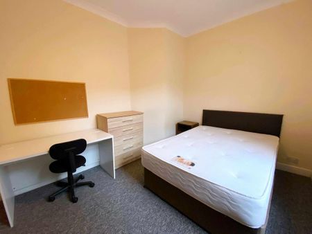 4 bedroom terraced house to rent - Photo 3