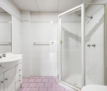 Light Filled 2 Bedroom Unit - Photo 6