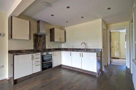 A stylish, high specification apartment with allocated parking a communal gardens, located a short walk from Addenbrooke's Hospital and a 10 minute cycle to the train station. - Photo 4