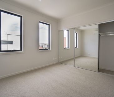 Near New Crafted Townhome - Photo 2