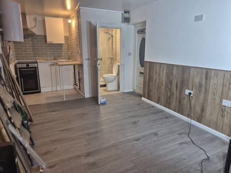 Studio to rent - Photo 2