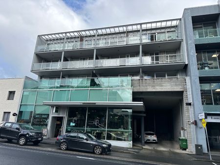 Two-Bedroom Apartment in Prime Newmarket Location - Photo 2