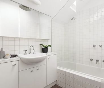 18 Cambridge Street, Port Melbourne VIC 3207 - Townhouse For Rent |... - Photo 1