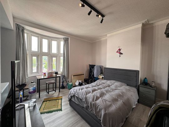 Studio Flat, High Street, W3 - Photo 1