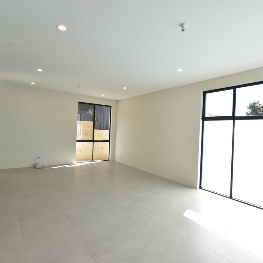 modern and comfortable living 4 Bedroom 3 Bathroom in Karrinyup - Photo 1