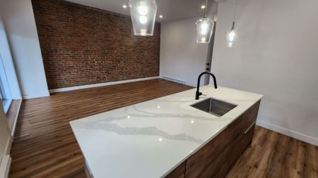 2013A rue Wellington - Beautiful 2-Bedroom Apartment for Rent - Photo 2