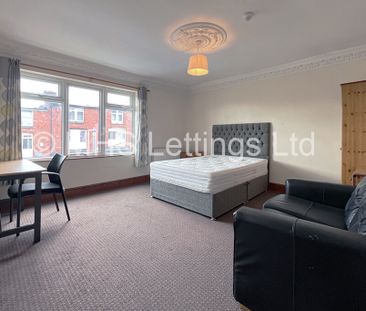 6 Bedroom Mid Terraced House for rent in Manor Drive - Photo 3