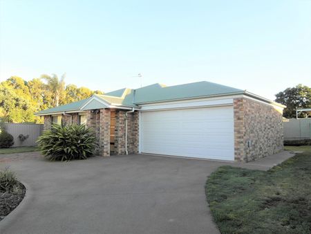 Private Family Home - Walk to Park & Shops - Photo 2