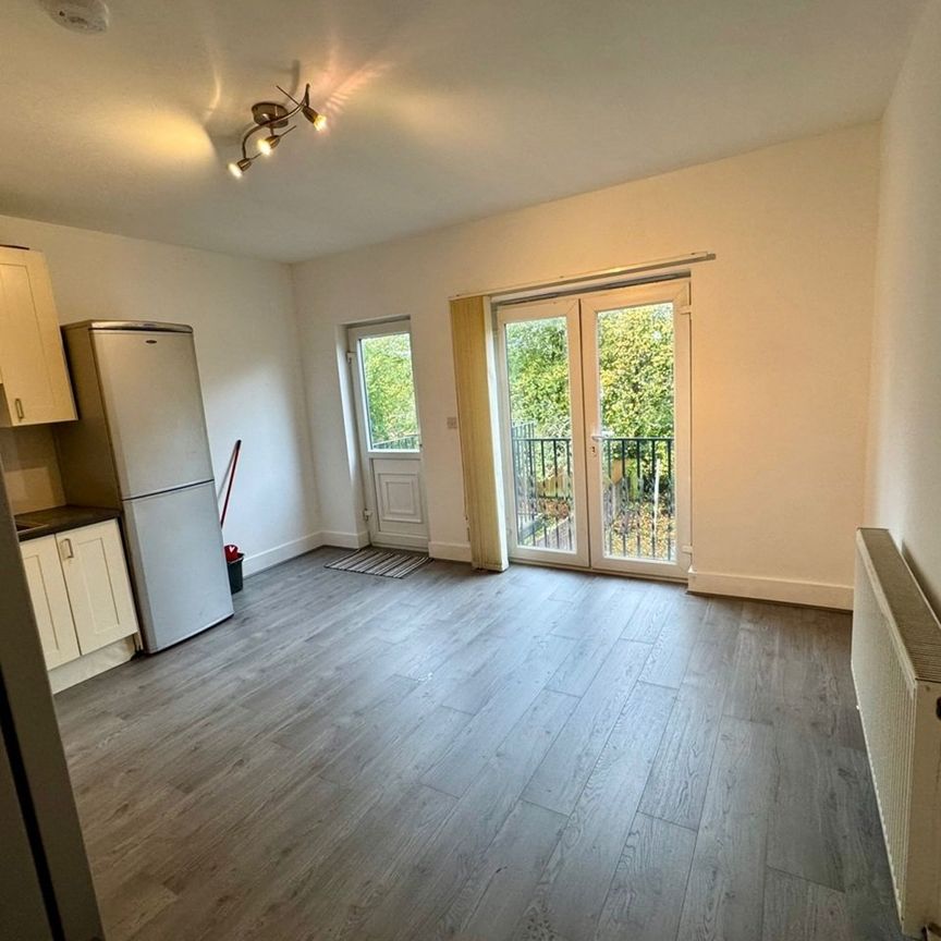 4 Bed Flat, Trevelyan Road, SW17 - Photo 1