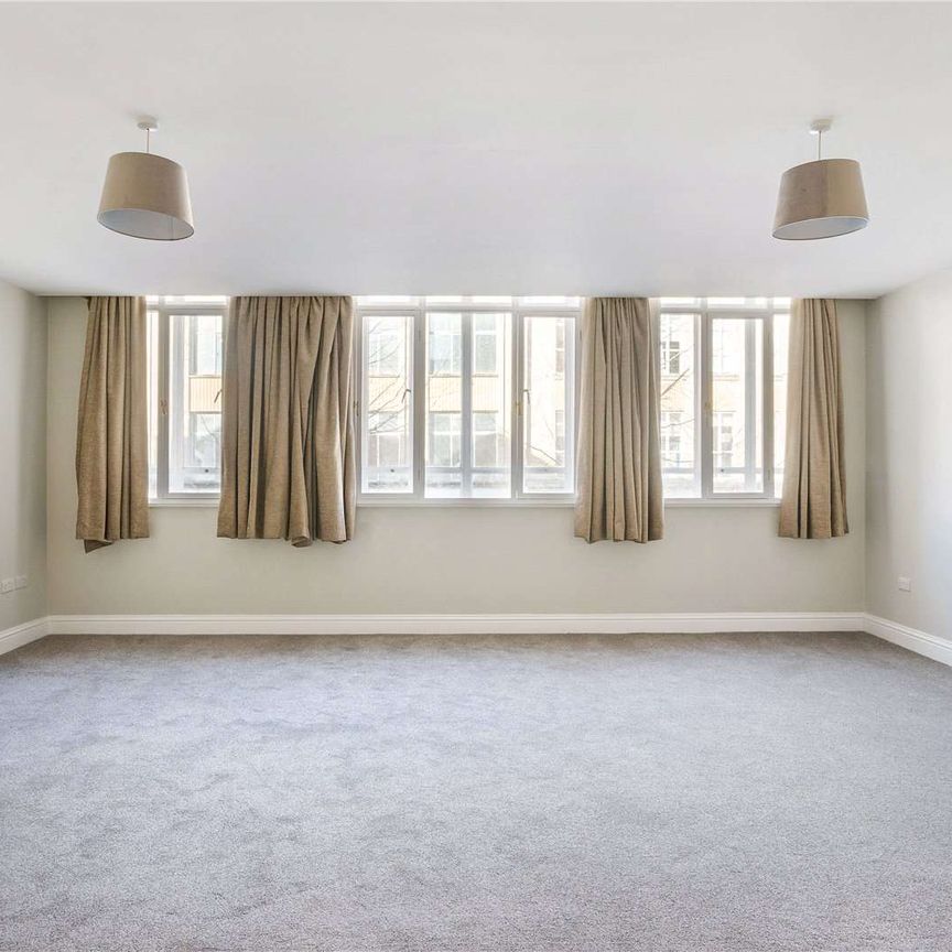 Spacious three bed flat in Bristol City Centre - Photo 1