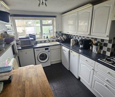 1 bedroom in a house share to rent - Photo 2