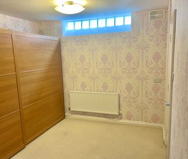 5 bedroom Five Bedroom Detached Home to rent - Photo 5