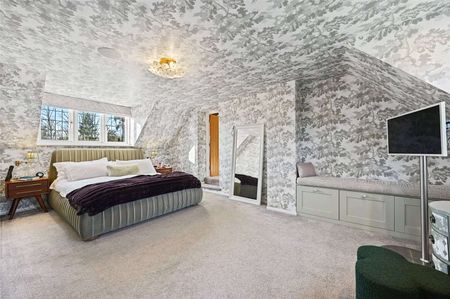 SHORT TERM LET. Stunning grade II listed detached barn in wonderful grounds of about 4 acres. - Photo 4