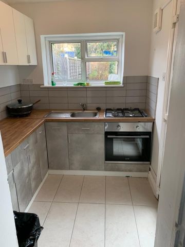 Room in a Shared House, Carlyle Road, E12 - Photo 4