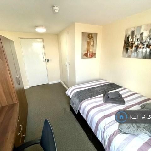 1 bedroom in a flat share to rent - Photo 1