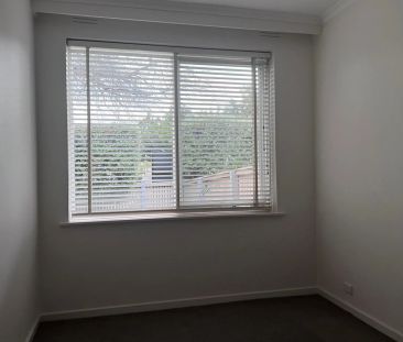 Convenient Ground Floor Two Bedroom Apartment - Photo 5